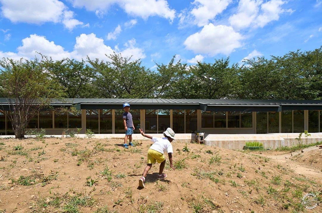 超酷！东京外国语大学幼儿园：巧用剩土小山，打造立体儿童天地第2张图片