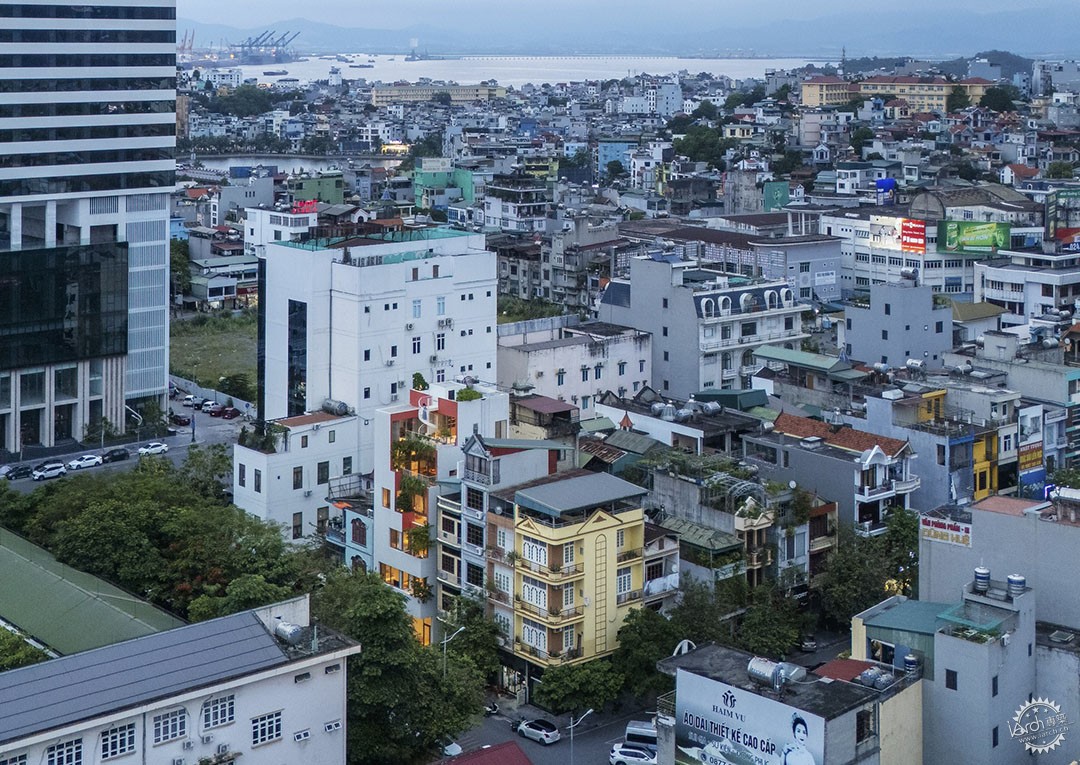 从街角到自然——Hien住宅的双面生活舞台第17张图片