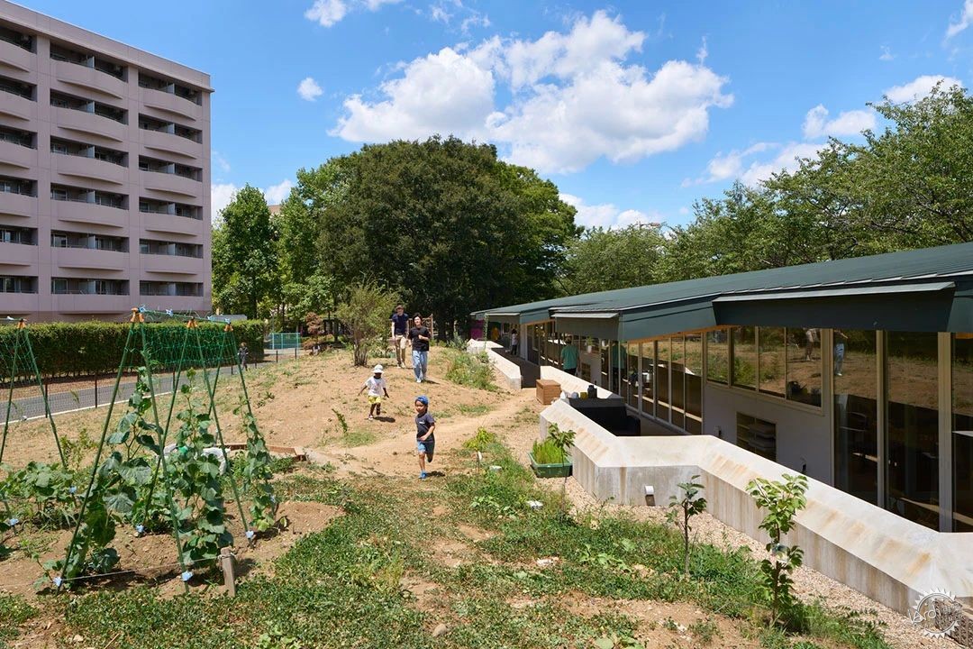 超酷！东京外国语大学幼儿园：巧用剩土小山，打造立体儿童天地第3张图片